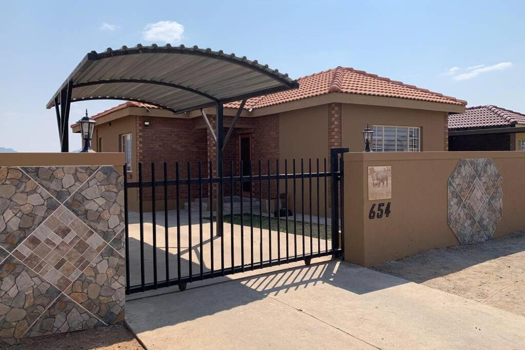 Rhino House With 3 Bedrooms Next To Pilanesberg And Sun City Mogwase Exteriér fotografie